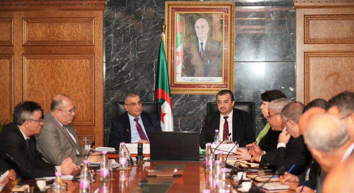 الجزائر : اجتماع تنسيقي موسّع لاستغلال منجم غارا جبيلات وخط سكة حديد بشار–تندوف 
