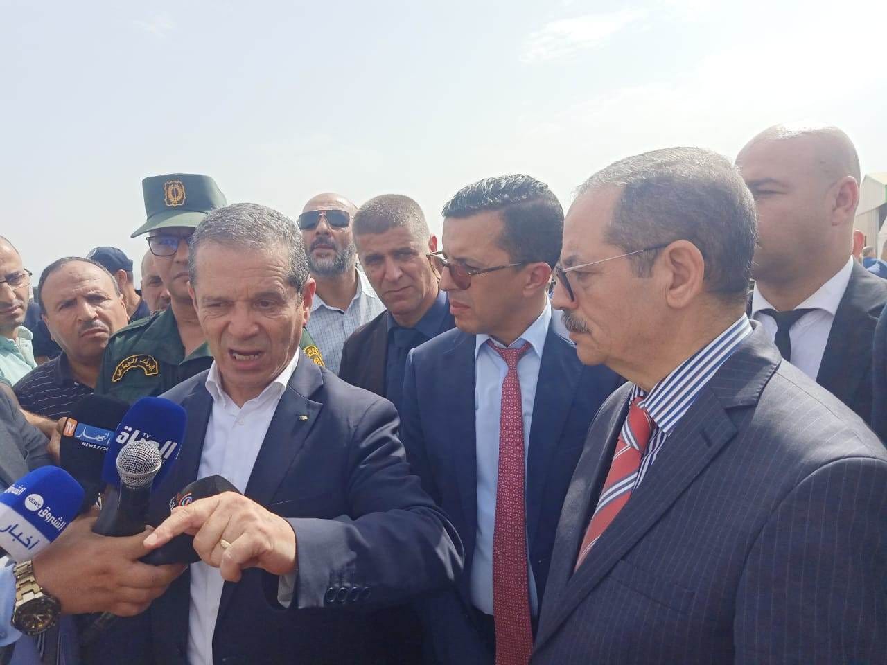 وزير الفلاحة والتنمية الريفية يزور المؤسسة الاقتصادية العمومية للمباني الصناعية باتيميتال