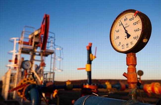 Oil rises to 11-month high, logs weekly