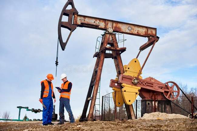 Oil prices rise 4% as fears about the Omicron Corona virus ease
