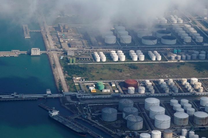 Oil climbs for 5th week on supply concerns