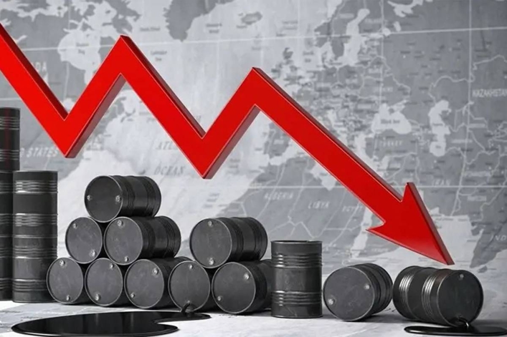 Oil Closes Lower After Its Biggest Annual Loss Since 2020