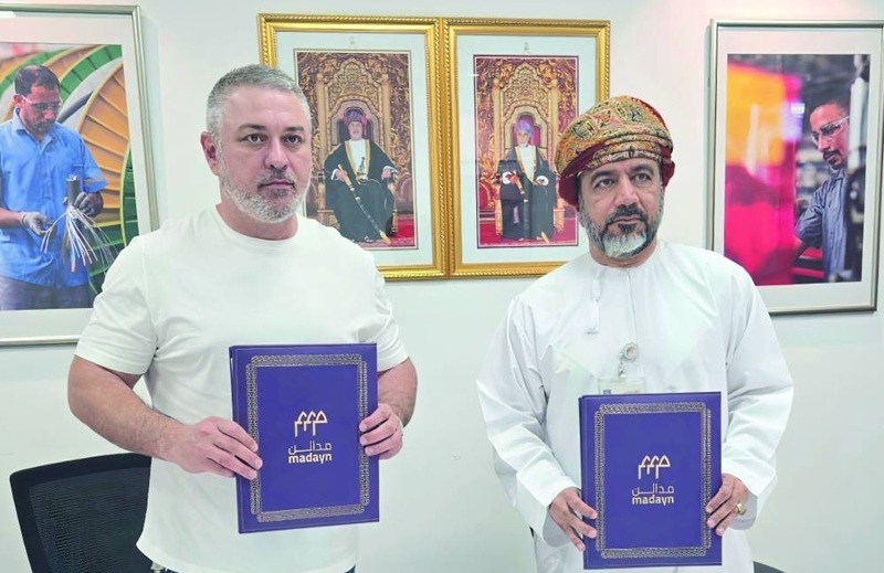 عُمان : توقيع عقد لإنشاء مشروع صناعي في قطاع الحديد بمدينة البريمي