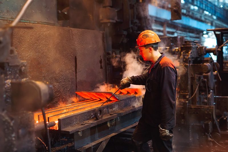 World crude steel production decreased by 0.3 % in April 2025